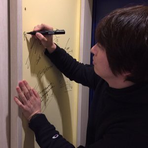 声優の小野大輔さんが、チュプキの壁にサインを書いてくださっている写真