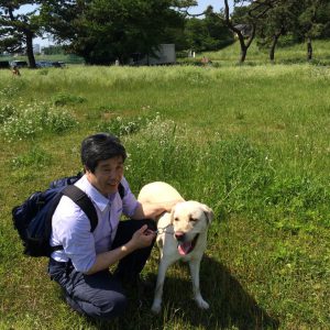 岡野さんと盲導犬グリーンの写真