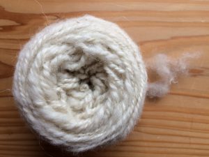 白い羊毛の毛糸